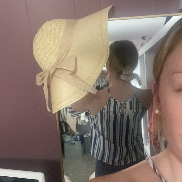 Striped flowy halter top blouse - Picture 3 of 4